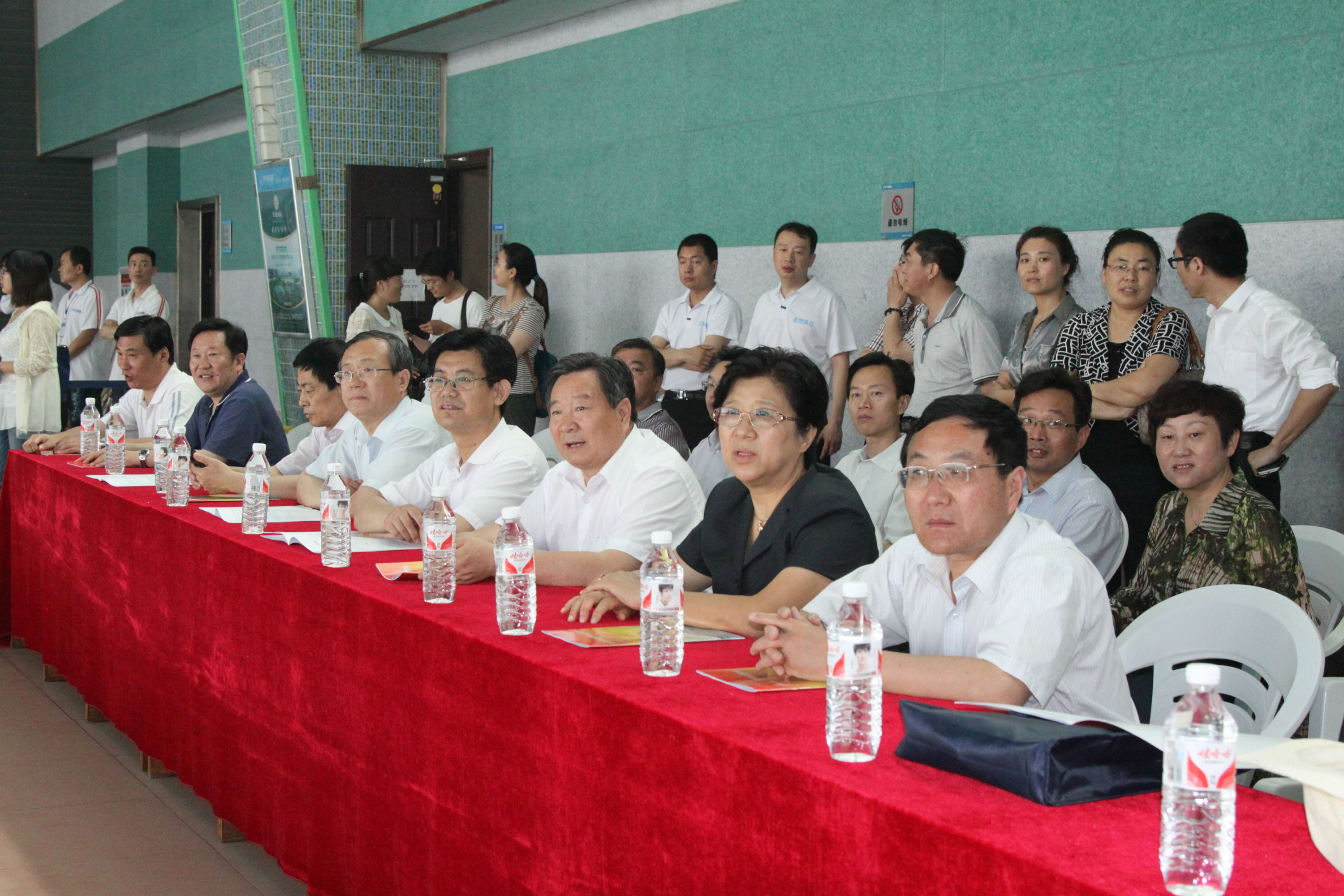 市领导到现场观看游泳比赛