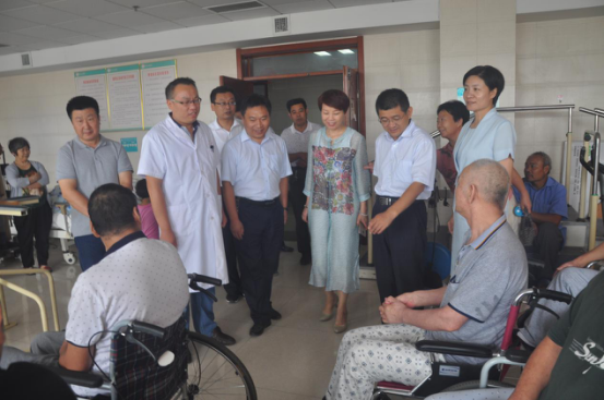 图为市残联理事长张修占到泗水县调研残疾人工作